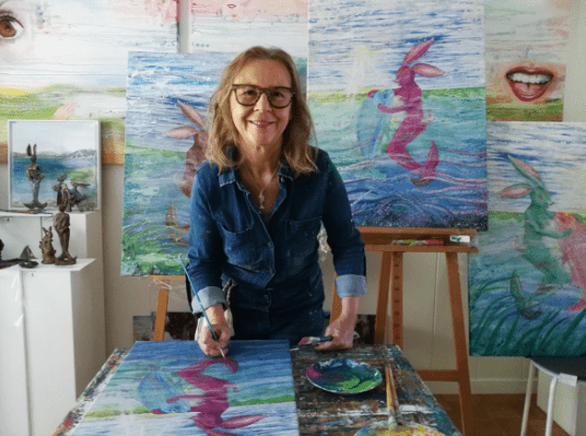See-Häsin Petra Wenski-Hänisch in ihrem Atelier See Hase junge Kunst online arttrado Regenbogenkunst ausstellung