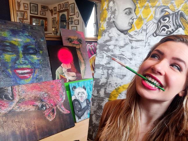Die Frankfurter Künstlerin Tamaris Hochstadt in ihrem Atelier. interview junge kunst online arttrado auftragskunst kaufen