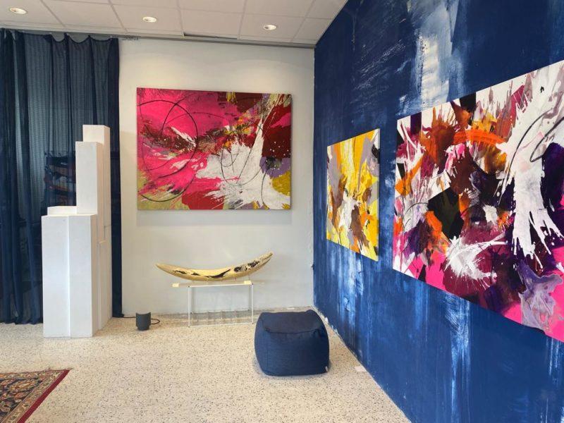 Einblick in die Ausstellung in Nürnberg: informelle Malerei von Anja Stemmer im Atelier für Architektur und Kunst von Martina Kraus