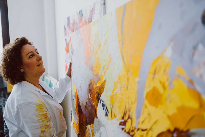 Die Künstlerin Anja Stemmer bei den Vorbereitungen in ihrem "Kunstlabor". Junge Kunst online entdecken arttrado galerie kunst kaufen kunst in münchen ausstellung schloss nymphenburg geranienhaus münchen art events
