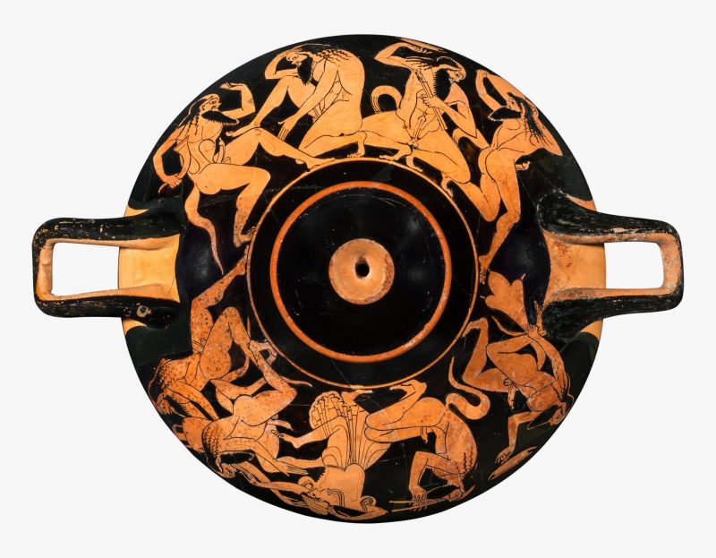 Satyrn und Mänade, die Begleiter des Weingottes Dionysos, in Rausch und Ekstase, Trinkschale, attisch-rotfigurig, um 510–500 v. Chr., MK&G, Erworben mit Mitteln der Campe’schen Historischen Kunststiftung.  Kunst in Hamburg: Museum für Kunst und Gewerbe Hamburg - FESTE FEIERN! 16.02. bis 25. August 2024 - Kunstveranstaltung entdecken auf ARTTRADO Plattform für Kunst und Kultur online galerie kunst kaufen künstler entdecken kunstmarkt kunstblog kunstmagazin neues aus der kunstwelt