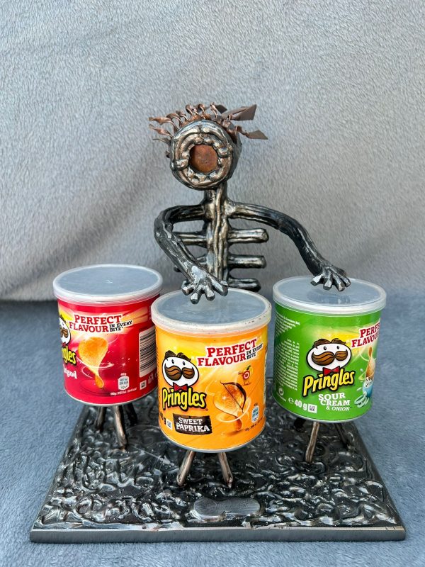 Pringles on Tour - Bongo Player by Felix Vierfinger - Skulpturen von Felix Vierfinger entdecken und kaufen auf ARTTRADO - Plattform für Kunst und Kultur. Kunstmagazin Metallkunst kunst aus osnabrück kunstmagazin. upcoming artists to watch - aufstrebende künstler aus deutschland kunstblog kunst kaufen online galerie künstler entdecken