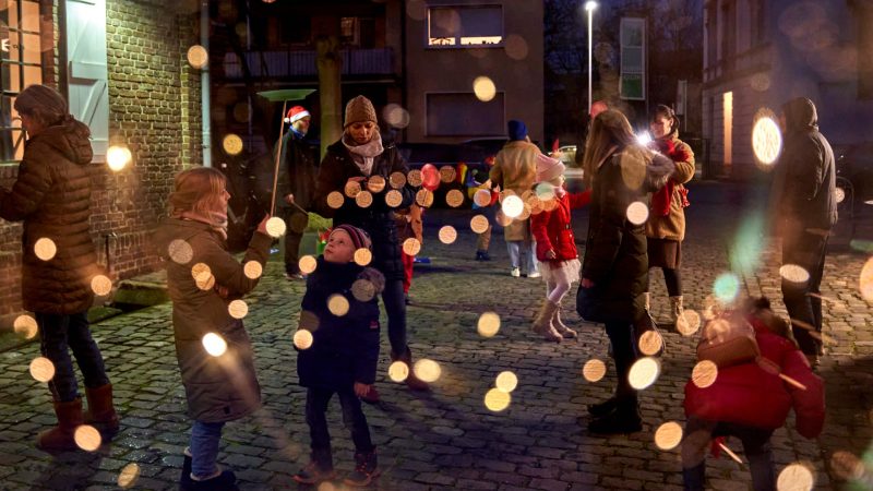 Pop Up Bistro – Weihnachtsspecial des Wilhelm-Fabry-Museums - Dorothee Wengenroth, Peter Siepmann, Schmuckdesignerin Sarah Holzhauer uvm.. Kunstveranstaltung entdecken auf arttrado plattform für Kunst und Kultur. Kunstmagazin. Neues aus der Kunstwelt - kunst kaufen online galerie künstler entdecken kunstmarkt