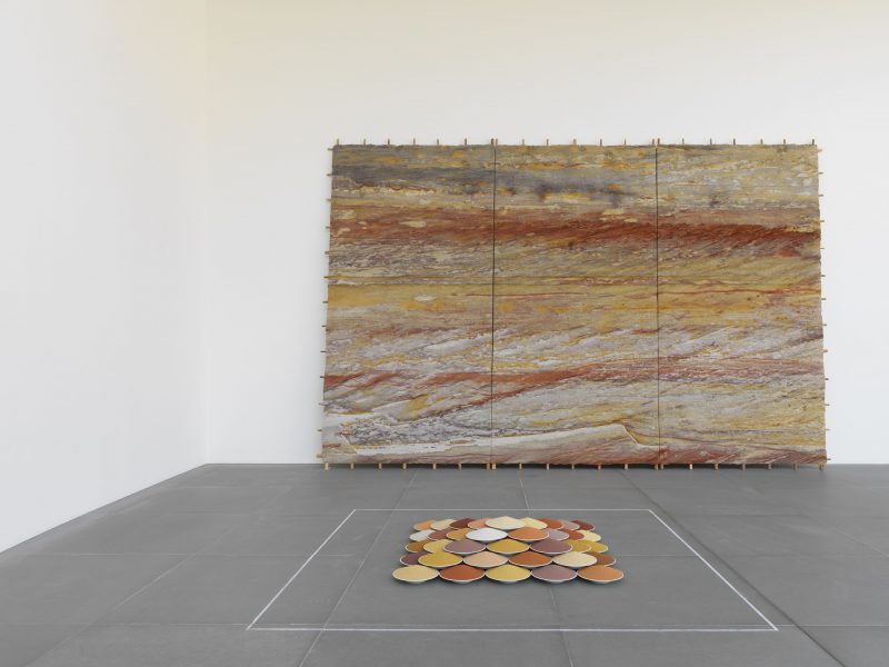 Earth, Wind and Fire: Der Natur auf der Spur. - Neues Museum Nürnberg Ausstellung - Prof. Dr. Johan Lilliestam - #NUElecture - Kunst und Natur DREI-RAeUME_Nikolaus-Lang-Mother-and-Child-Lie-Broken-on-Deserted-Camp-Site-1989_Foto-NMN-Annette-Kradisch-scaled