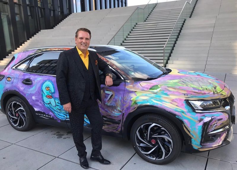 Ralf Dümmel mit seinem Auto bemalt von Leon Gräber. Ralf Dümmel mit seinem Auto bemalt von Leon Gräber. Kunstveranstaltung entdecken auf ARTTRADO - Kunst in Köln: Leon Gräber präsentiert „Colorful Souls“ – Gallery Ehrenart