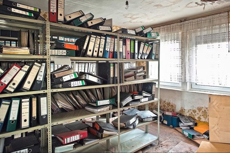 „Bebra curiosa“ by Axel Beyer. Beim Dummy-Award des Photobookfestivals in Kassel 2010 wurde das Projekt mit dem 3. Preis ausgezeichnet und ist dann beim Verlag Seltmann & Söhne verlegt worden. Axel Beyer im Interview - Stadt sehen, bevor sie verschwindet - Fotografische Präzision zwischen Dokumentation und Komposition. Kunst entdecken auf ARTTRADO - Plattform für Kunst und Kultur.