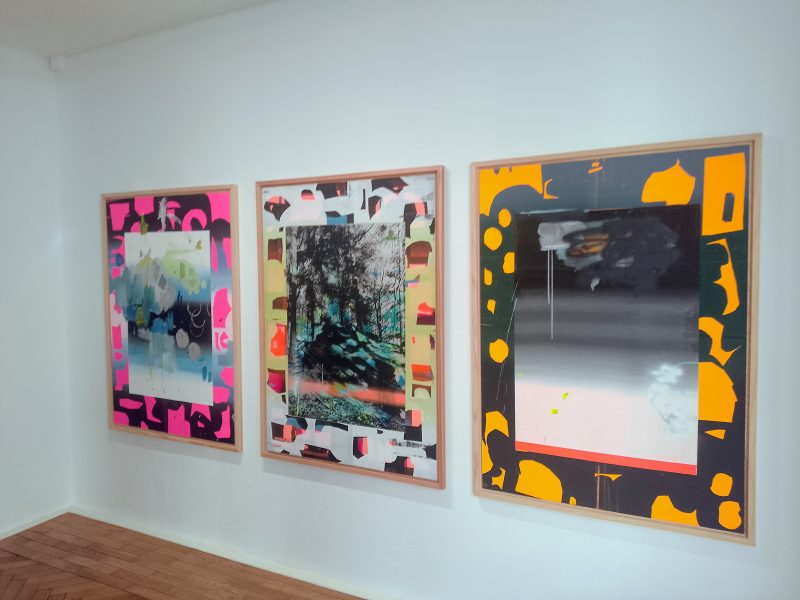 A Forest Nr 01, 03, 05 von links nach recht. Siebdruck und Acryl auf Holz. 147cm * 107cm. Alle Werke aus 2022. Gfeller + Hellsgård in der Galerie Bohai Hannover. (c) Lara Cornelsen