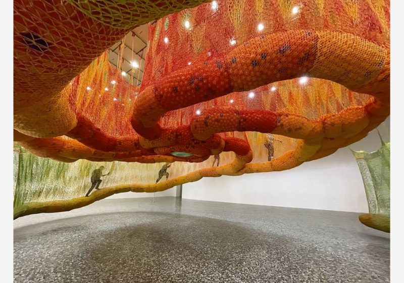 Ernesto Neto, SunForceOceanLife (Installationsansicht), 2020, gehäkeltes Textil und Plastikkugeln, Museum of Fine Arts, Houston, Ankaufsprojekt des Museums, finanziert durch den Caroline Wiess Law Accessions Endowment Fund. © 2020 Ernesto Neto / Foto: Albert Sanchez - Werk der Woche #120 – SunForceOceanLife (2019) – Ernesto Neto Kunst entdecken auf ARTTRADO Plattform für Kunst und Kultur. Kunstmagazin Kunst kaufen