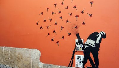 Bild von Richard Mcall auf Pixabay. Krieg und Kunst – Kunst zwischen Verantwortung und Realität. Krieg, Kunst und Kapital. Kunst entdecken auf ARTTRADO Plattform für Kunst und Kultur. Kritik am Kunstmarkt,