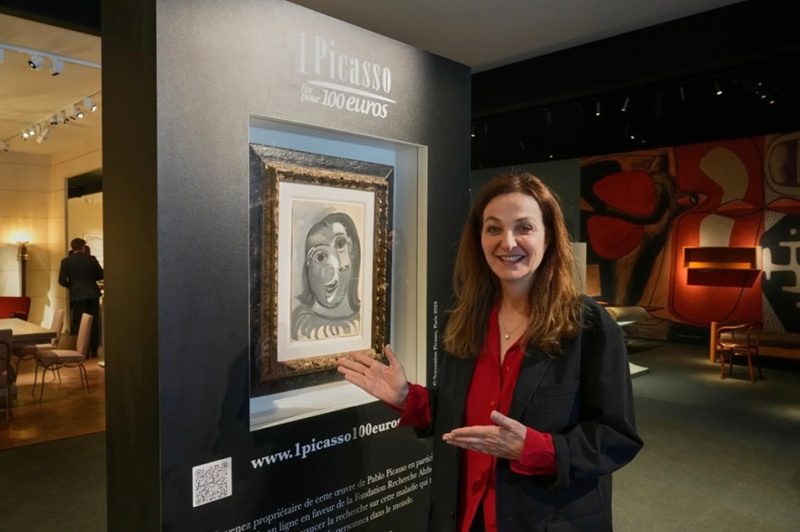 Mitgründerin Péri Cochin neben dem Picasso „Tête de Femme“ aufgenommen bei Christie's in Paris Bildcredit (AP Photo / Michel Euler). Kunst entdecken auf ARTTRADO Plattform für Kunst und Kultur. Kunstmagazin online.