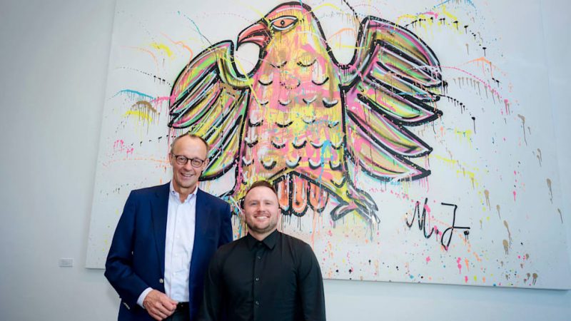 Kunst und Politik: Kunst im Kanzlerbüro: Wie Friedrich Merz Marc Jungs „Power Eagle“ einsetzt - STREETART von Marc Jung . Mit Adler an der Wand: Bundeskanzler Friedrich Merz (70, CDU) und der Thüringer Künstler Marc Jung (40) Foto: Bundespresseamt