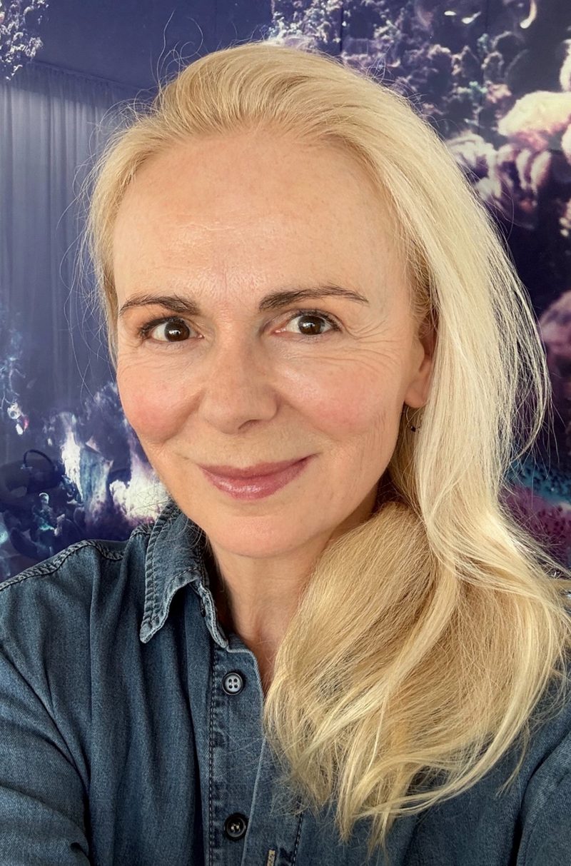 Gaby Fey ist eine Fotokünstlerin der Unterwasserfotografie, die Kunstgeschichte und zeitgenössische Inszenierung verbindet. Porträt Werke & Serien. Künstler entdecken auf ARTTRADO. Plattform für Kunst und Kultur.