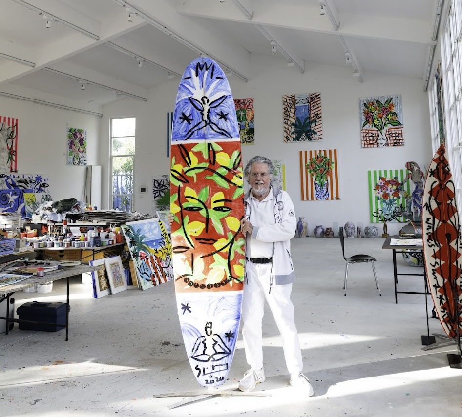 Stefan Szczesny in seinem Atelier. Foto wie Titelbild von @Diana Kordwina. Stefan Szczesny: Interview zum 75. Geburtstag – Leben, Kunst und Neue Wilde - Ein Leben für die Kunst. Künstler entdecken auf ARTTRADO.