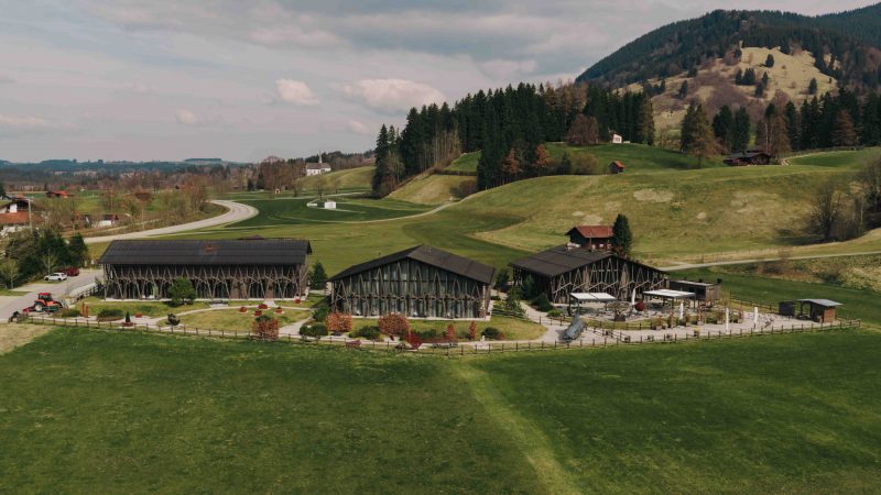 Kunst in Bayern: Wie sich das Lartor Resort als Kunstort neu positioniert - Ein Kunstort mit internationalem Hintergrund.