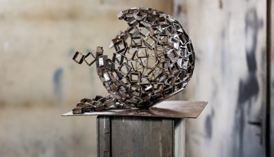 "The World is falling apart" von Alexandra Kordas im Grenada-Pavillon Biennale 2026. The World is falling apart Skulptur. Die Poetik der Korrespondenz kuratiert von Daniele Radini Tedeschi. Photo: Tobias Hase Munich, Germany, 29.01.2026