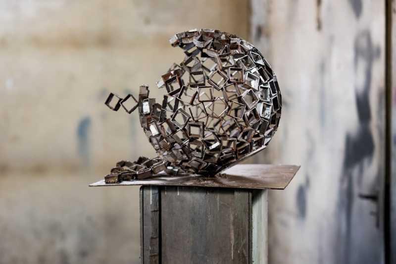 "The World is falling apart" von Alexandra Kordas im Grenada-Pavillon Biennale 2026. The World is falling apart Skulptur. Die Poetik der Korrespondenz kuratiert von Daniele Radini Tedeschi. Photo: Tobias Hase Munich, Germany, 29.01.2026