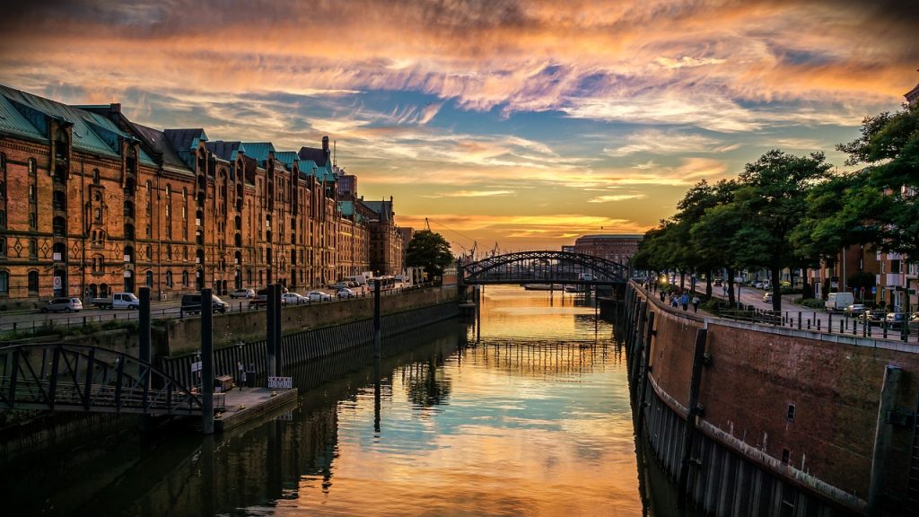 ARTTRADO City Guide Hamburg: Kunsthaus Hamburg, „Fictional Healing“, Hobenköök & MADISON Hotel – ein Tag zwischen Kunst und Kulinarik. Kunst entdecken auf ARTTRADO. Plattform für Kunst und Kultur. Bild von Liggraphy auf Pixabay