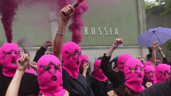 Russlands Rückkehr zur Biennale Venedig 2026 löst Debatten über Kunstfreiheit, politische Normalisierung und die Rolle von Kunstinstitutionen. Russischer Pavillon Biennale 2026 Venedig Pussy Riot.