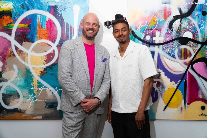 B.U.: Galerist Arne Heckt und Künstler Caspar Nii Armah. Caspar Nii Armah präsentiert 2026 im ARTLOFT.Hamburg die Ausstellung „The Journey“ – Über Transformation, Vergänglichkeit und Neuanfang. Kunstveranstaltungen entdecken auf ARTTRADO. Plattform für Kunst und Kultur.