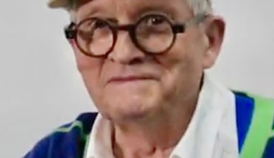David Hockney gestorben: Die Kunstwelt trauert um eine Legende - David Hockney stirbt mit 88 Jahren. Kunstnews entdecken auf ARTTRADO. Plattform für Kunst und Kultur. Kunstnachrichten.