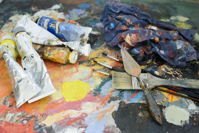 Strukturen im globalen Kunstmarkt: Gibt es zu viele Künstler? Die Marktanalyse hinter einem der größten Irrtümer des Kunstmarkts. WIe funktioniert der Kunstmarkt? Kunst verstehen auf ARTTRADO - Plattform für Kunst und Kultur. Was kostet Kunst?