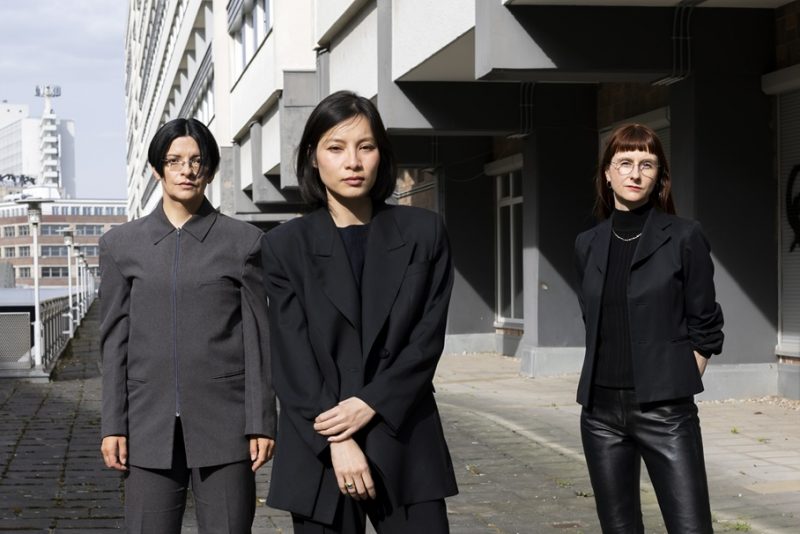 Künstlerinnen Henrike Naumann und Sung Tieu, sowie Kuratorin Kathleen Reinhardt für den Deutschen Pavillon auf der 61. Kunstbiennale von Venedig. Foto: Victoria Tomaschko. Kunstveranstaltungen entdecken auf ARTTRADO. Plattform für Kunst und Kultur.