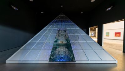 Wie kuratiert die NordArt? - Und warum sie keine klassische Kunstmesse ist - Struktur hinter der Ausstellung - Kunstmarkt verstehen. Kunst lernen auf ARTTRADO - Plattform für Kunst und Kultur. Was unterscheidet die Kunstmesse NordArt von der ART Basel oder TEFAF?
