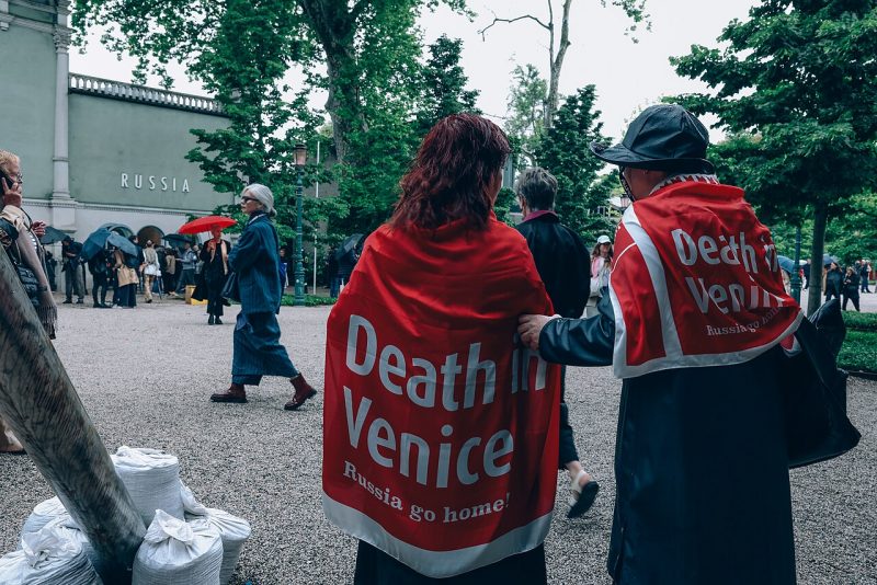 Biennale Venedig 2026 zwischen Russland, Israel und EU-Streit: Wie politisch darf Kunst sein? Kunstfreiheit und Politik - ARTTRADO Plattform für Kunst und Kultur. Kunst entdecken und neues aus der Kunstwelt.