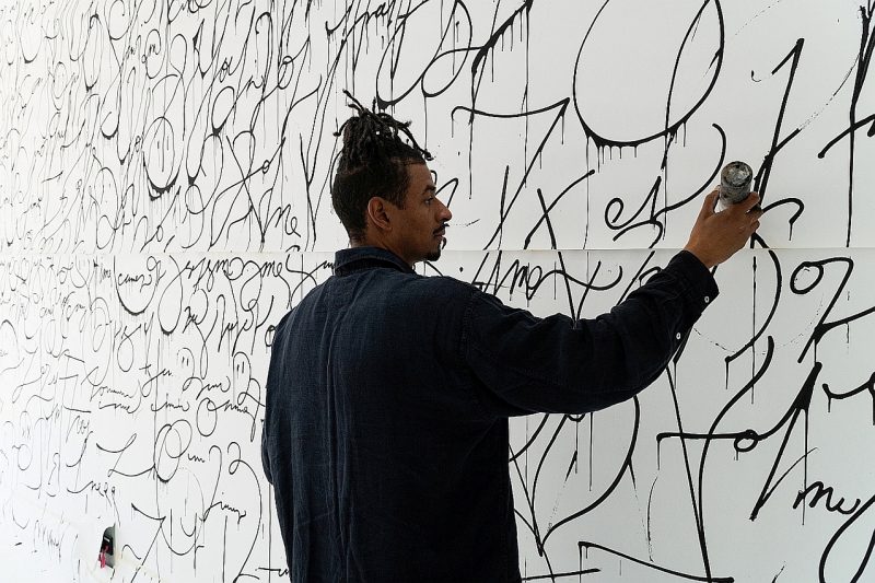 Caspar Nii Armah beendet „THE JOURNEY“ 2026 im ARTLOFT.Hamburg: Mit „ausARTen“ verwandelt der Künstler seine Ausstellung ein letztes Mal. Kunst entdecken auf arttrado plattform für Kunst und Kultur. Neues aus der Kunstwelt. Interviews mit Künstlern - Kunst kaufen online Galerie.