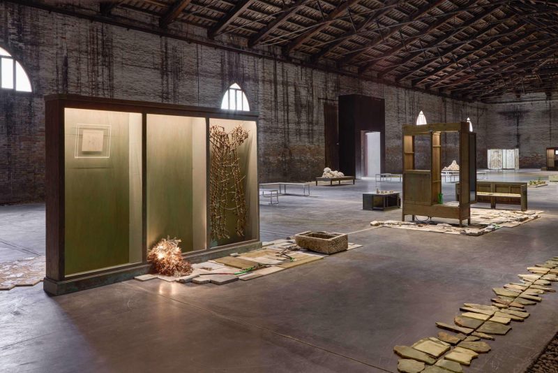 Italien auf der Biennale Venedig 2026: Chiara Camoni und die Kunst des Gemeinsamen - Handwerk und Gemeinschaft - der italienische Pavillion: Kunst entdecken auf ARTTRADO Plattform für Kunst und Kultur.