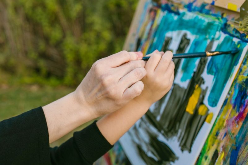 Symbolbild: Wenn Kinder zu Kunstmarktstars werden, lassen sich Talent, mediale Inszenierung und Marktwert kaum voneinander trennen. Foto:RDNE Stock project/pexels - Kunstmarktanalyse: Wunderkinder der Kunst: Wenn Kinder zu Kunstmarkt-Stars werden - Kunstmarkt Hype, Talent und Trends. Kunst entdecken auf ARTTRADO Plattform für Kunst und Kultur.