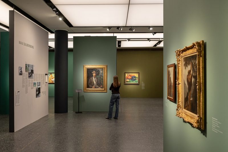 Ausstellung "Von Monet bis Picasso. Jüdische Kunstsammler:innen in Deutschland" im Bucerius Kunst Forum 2026 Foto:Ulrich Perrey Moderne, Verfolgung und Provenienz: Von Monet bis Picasso Ausstellung in Hamburg: Jüdische Kunstsammler im Bucerius Kunst Forum. Kunst und Kultur entdecken auf ARTTRADO Plattform für Kunstveranstaltungen, Künstler und Kunstwerke entdecken.