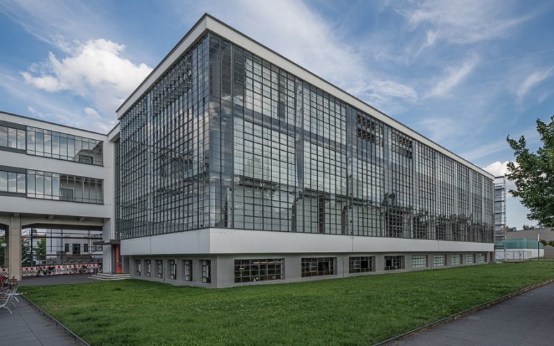 Titelbild: Das Bauhaus Dessau steht exemplarisch für den Streit um die künftige Kulturpolitik in Sachsen-Anhalt. Im Regierungsprogramm der AfD wird die international geprägte Schule als „umstritten“ abgewertet. Foto: A.Savin, Wikipedia / Lizenz Freie Kunst. AfD-Sieg in Sachsen-Anhalt: Was Kunst und Kultur jetzt droht - Kunstfreiheit - Kunst und Kultur entdecken auf ARTTRADO. Kunst und Politik
