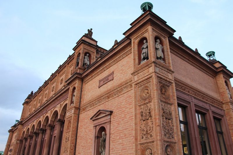 Titelbild: Foto: Fred Romero/Wikimedia Commons, CC BY 2.0, Ausschnitt bearbeitet Hamburg Art Week 2026 Kritik: 100 Kunstorte – aber wie viel neues Kunstereignis? Kunst entdecken auf ARTTRADO - Plattform für Kunst & Kultur. Kritk Kunstmarkt 2026 Deutschland Hamburg