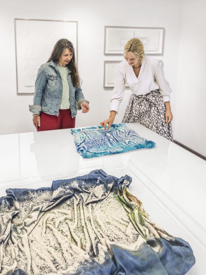 Ulrika Eller-Rüter zeigt „Gezeiten“ in der Namen-Jesu-Kirche Bonn - Zeitgenössische Kunst im Sakralraum: Kunst entdecken auf ARTTRADO. Plattform für Kunst und Kultur - Work in Progress - v.l.: Ulrika Eller-Rüter und Jenny Geißler-Bentler. (c)Galerie Geißler-Bentler.
