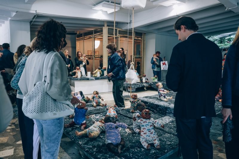 Ei Arakawa-Nash, „Grass Babies, Moon Babies“, japanischer Pavillon auf der Biennale Venedig 2026. 200 Babys und die Last der Geschichte: Japans Pavillon auf der Biennale 2026 - Kunst und Kultur entdecken auf ARTTRADO: Ei Arakawa-Nash