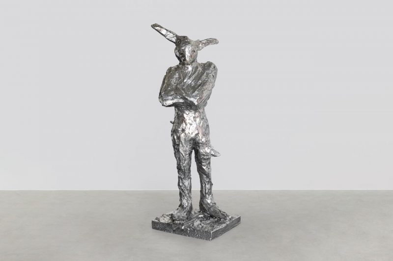 Johnny Depp enthüllt erste Skulptur: „The Bunnyman“ feiert Premiere in Istanbul Vom Markenzeichen zur monumentalen Figur: Johnny Depp enthüllt erste Skulptur: „The Bunnyman“ feiert Premiere in Istanbul - Kunst entdecken auf ARTTRADO Plattform für Kunst und Kultur. Skupturen kaufen online Galerie.