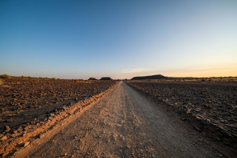 Titelbild: Eine Straße führt durch die Wüste auf den Horizont zu. Die Aufnahme dient als Symbolbild für Omar bin Ladens Landschaftsmalerei und die Suche nach einem eigenen künstlerischen Weg. Foto: Francesco Ungaro /Pexels. Omar bin Laden als Künstler: Was wurde aus den Gemälden von Osama bin Ladens Sohn? Bin Laden Kunst? Kurioses auf dem Kunstmarkt entdecken auf ARTTRADO Plattform für Kunst und Kultur.